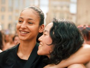 Fatima (Nadia Melliti) und die KrankenschwesterJi-Na (Ji-Min Park) haben sich in der Asthmaschule kennengelernt Fatima (Nadia Melliti) und die KrankenschwesterJi-Na (Ji-Min Park) haben sich in der Asthmaschule kennengelernt