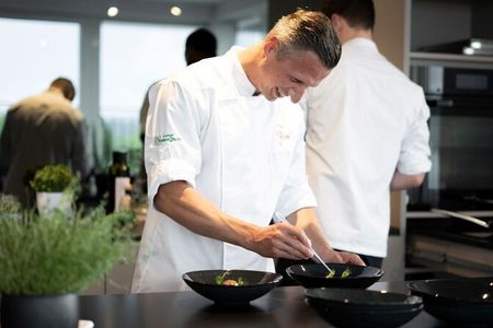 Gemeinsam mit Maximilian Moser zaubern Hobbyköche ab Oktober 2025 ein 3-Gänge-Menü im Hotel Vier Jahreszeiten Starnberg unweit der bayerischen Landeshauptstadt München