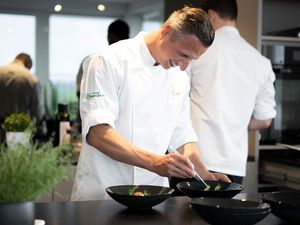 Gemeinsam mit Maximilian Moser zaubern Hobbyköche ab Oktober 2025 ein 3-Gänge-Menü im Hotel Vier Jahreszeiten Starnberg unweit der bayerischen Landeshauptstadt München Gemeinsam mit Maximilian Moser zaubern Hobbyköche ab Oktober 2025 ein 3-Gänge-Menü im Hotel Vier Jahreszeiten Starnberg unweit der bayerischen Landeshauptstadt München