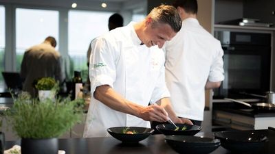 Gemeinsam mit Maximilian Moser zaubern Hobbyköche ab Oktober 2025 ein 3-Gänge-Menü im Hotel Vier Jahreszeiten Starnberg unweit der bayerischen Landeshauptstadt München