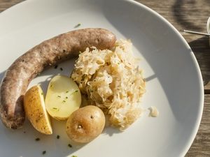 Darf beim klassischen Törggele-Menü nicht fehlen: Hauswurst mit Kraut Darf beim klassischen Törggele-Menü nicht fehlen: Hauswurst mit Kraut