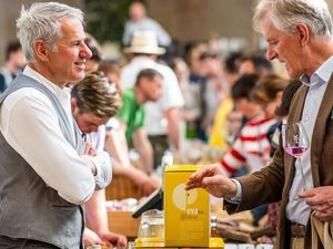 Beim alljährlichen FarmFood Festival im Meraner Kurhaus stellen Südtiroler Bäuerinnen und Bauern ihre Produkte vor, die sie von Hand veredeln Beim alljährlichen FarmFood Festival im Meraner Kurhaus stellen Südtiroler Bäuerinnen und Bauern ihre Produkte vor, die sie von Hand veredeln