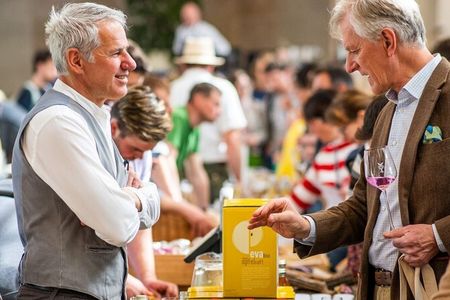 Beim alljährlichen FarmFood Festival im Meraner Kurhaus stellen Südtiroler Bäuerinnen und Bauern ihre Produkte vor, die sie von Hand veredeln 