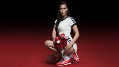 Kampagne mit dem Model Bella Hadid, nun macht Adidas einen Rückzieher und wird verklagt