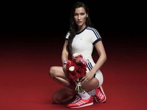Kampagne mit dem Model Bella Hadid, nun macht Adidas einen Rückzieher und wird verklagt