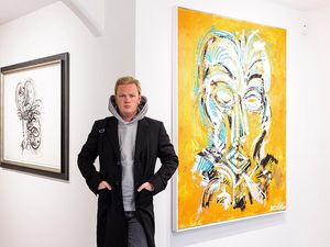 Der Künstler Leon Löwentraut in der Galerie By Lara Sedbon in Paris