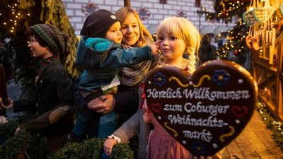 Das würde auch dem Christkind gefallen: Zwischen dem Coburger Rathaus und der alten herzoglichen Kanzlei entsteht im Advent ein wahres Weihnachtsdorf