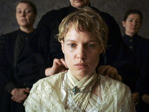 Judith (Julia Franz Richter) sieht sich schutzlos dem Druck durch die Frauen im Dorf ausgesetzt Judith (Julia Franz Richter) sieht sich schutzlos dem Druck durch die Frauen im Dorf ausgesetzt