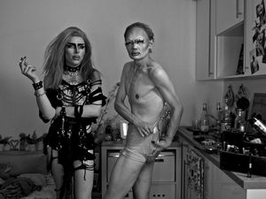 Raven Van Krueger und ein Partner bereiten sich für ihren Auftritt vor Raven Van Krueger und ein Partner bereiten sich für ihren Auftritt vor