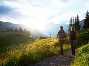 Das Walserdorf Warth am Arlberg ist nur eines von zahlreichen Highlights entlang der Weitwanderstrecke Lechweg Das Walserdorf Warth am Arlberg ist nur eines von zahlreichen Highlights entlang der Weitwanderstrecke Lechweg