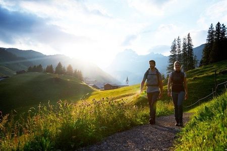 Das Walserdorf Warth am Arlberg ist nur eines von zahlreichen Highlights entlang der Weitwanderstrecke Lechweg 