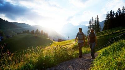 Das Walserdorf Warth am Arlberg ist nur eines von zahlreichen Highlights entlang der Weitwanderstrecke Lechweg 