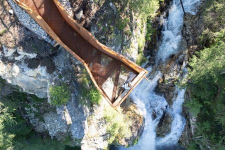 Auf der neuen Plattform über dem Johanneswasserfall nahe des Alpin Life Resort Lürzerhof im österreichischen Untertauern blicken mutige Wanderer 60 Meter in die Tiefe