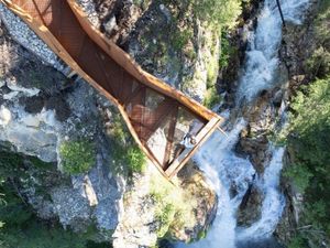 Auf der neuen Plattform über dem Johanneswasserfall nahe des Alpin Life Resort Lürzerhof im österreichischen Untertauern blicken mutige Wanderer 60 Meter in die Tiefe Auf der neuen Plattform über dem Johanneswasserfall nahe des Alpin Life Resort Lürzerhof im österreichischen Untertauern blicken mutige Wanderer 60 Meter in die Tiefe