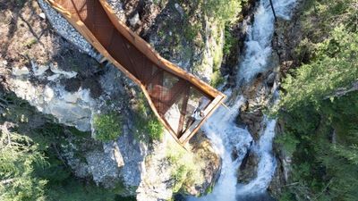 Auf der neuen Plattform über dem Johanneswasserfall nahe des Alpin Life Resort Lürzerhof im österreichischen Untertauern blicken mutige Wanderer 60 Meter in die Tiefe