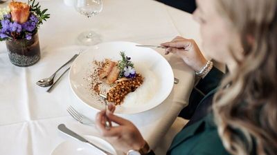 Gourmets aufgepasst! Zum 20-jährigen Jubiläum des überregional bekannten Hotel Vier Jahreszeiten Starnberg in Oberbayern gibt es im neuen „Kulinarischen Kalender 2026“ eine Vielzahl an genussvollen Überraschungen