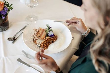 Gourmets aufgepasst! Zum 20-jährigen Jubiläum des überregional bekannten Hotel Vier Jahreszeiten Starnberg in Oberbayern gibt es im neuen „Kulinarischen Kalender 2026“ eine Vielzahl an genussvollen Überraschungen