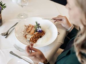 Gourmets aufgepasst! Zum 20-jährigen Jubiläum des überregional bekannten Hotel Vier Jahreszeiten Starnberg in Oberbayern gibt es im neuen „Kulinarischen Kalender 2026“ eine Vielzahl an genussvollen Überraschungen Gourmets aufgepasst! Zum 20-jährigen Jubiläum des überregional bekannten Hotel Vier Jahreszeiten Starnberg in Oberbayern gibt es im neuen „Kulinarischen Kalender 2026“ eine Vielzahl an genussvollen Überraschungen