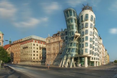 Architektur in Bewegung: Nicht nur mit dem „Tanzenden Haus“ in Prag setzt Tschechien ausdrucksstarke Statements für moderne Baukunst – innovativ, ikonisch und im spannenden Dialog mit der Geschichte