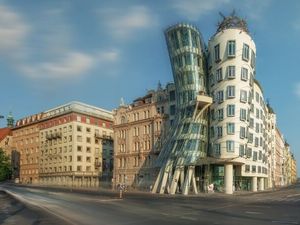 Architektur in Bewegung: Nicht nur mit dem „Tanzenden Haus“ in Prag setzt Tschechien ausdrucksstarke Statements für moderne Baukunst – innovativ, ikonisch und im spannenden Dialog mit der Geschichte Architektur in Bewegung: Nicht nur mit dem „Tanzenden Haus“ in Prag setzt Tschechien ausdrucksstarke Statements für moderne Baukunst – innovativ, ikonisch und im spannenden Dialog mit der Geschichte