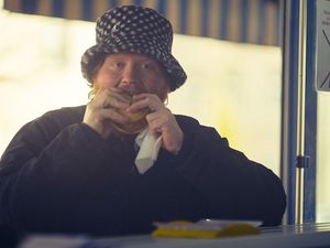 Starkoch Lukas Mraz probiert sich durch das Wiener Street-Food-Angebot Starkoch Lukas Mraz probiert sich durch das Wiener Street-Food-Angebot