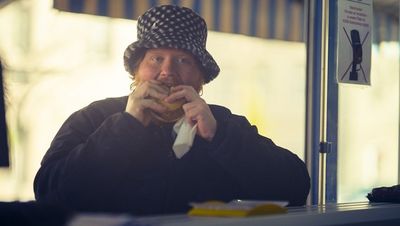 Starkoch Lukas Mraz probiert sich durch das Wiener Street-Food-Angebot