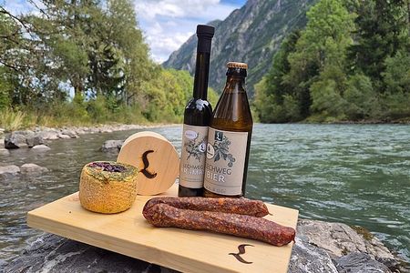 Ein kühles Lechweg-Bier entschädigt für alle Strapazen der absolvierten Tagesetappe auf der grenzüberschreitenden Weitwanderung von der Lechquelle am Arlberger Formarinsee bis zum Füssener Lechfall im Allgäu