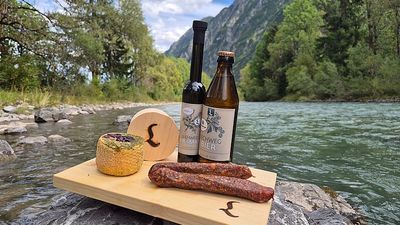 Ein kühles Lechweg-Bier entschädigt für alle Strapazen der absolvierten Tagesetappe auf der grenzüberschreitenden Weitwanderung von der Lechquelle am Arlberger Formarinsee bis zum Füssener Lechfall im Allgäu
