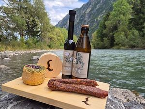 Ein kühles Lechweg-Bier entschädigt für alle Strapazen der absolvierten Tagesetappe auf der grenzüberschreitenden Weitwanderung von der Lechquelle am Arlberger Formarinsee bis zum Füssener Lechfall im Allgäu Ein kühles Lechweg-Bier entschädigt für alle Strapazen der absolvierten Tagesetappe auf der grenzüberschreitenden Weitwanderung von der Lechquelle am Arlberger Formarinsee bis zum Füssener Lechfall im Allgäu