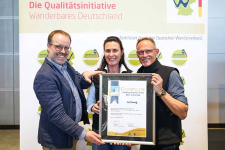 Dr. Bernd Hartmann (li.), Geschäftsführer des Deutschen Wanderverbands (DWV), übergibt die Re-Zertifizierungs-Urkunde zum „Leading Quality Trail – Best of Europe“ an Christa Fredlmeier