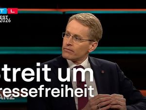 Daniel Günther will jetzt als Privatperson bei Lanz gewesen sein, obwohl er in der Sendung sagte - Ich bin nicht als Bürger hier, sondern ich bin Ministerpräsident des Landes Schleswig-Holstein Daniel Günther will jetzt als Privatperson bei Lanz gewesen sein, obwohl er in der Sendung sagte - Ich bin nicht als Bürger hier, sondern ich bin Ministerpräsident des Landes Schleswig-Holstein
