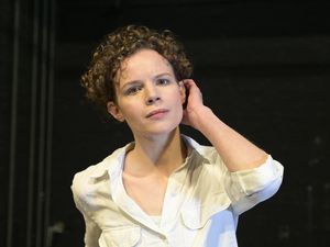 Katharina Paul spielt in „Die schmutzigen Hände" am Volkstheater den Kommunisten-Führer Hoederer Katharina Paul spielt in „Die schmutzigen Hände" am Volkstheater den Kommunisten-Führer Hoederer