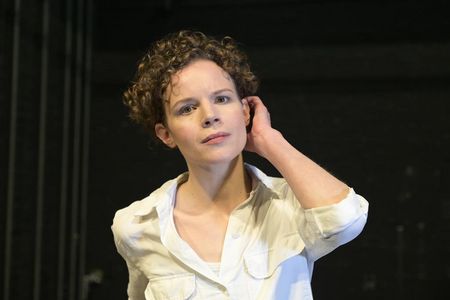 Katharina Paul spielt in „Die schmutzigen Hände" am Volkstheater den Kommunisten-Führer Hoederer