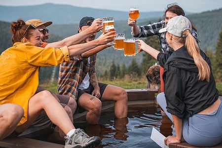 Prost mit Panorama: Tschechien blickt auf eine Biertradition bis ins 10. Jahrhundert zurück und das kühle Gold ist bis heute wichtiges Kulturgut – erlebbar auf vielfältigen Bierwanderrouten