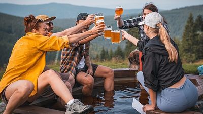 Prost mit Panorama: Tschechien blickt auf eine Biertradition bis ins 10. Jahrhundert zurück und das kühle Gold ist bis heute wichtiges Kulturgut – erlebbar auf vielfältigen Bierwanderrouten