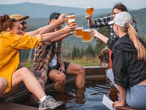 Prost mit Panorama: Tschechien blickt auf eine Biertradition bis ins 10. Jahrhundert zurück und das kühle Gold ist bis heute wichtiges Kulturgut – erlebbar auf vielfältigen Bierwanderrouten Prost mit Panorama: Tschechien blickt auf eine Biertradition bis ins 10. Jahrhundert zurück und das kühle Gold ist bis heute wichtiges Kulturgut – erlebbar auf vielfältigen Bierwanderrouten
