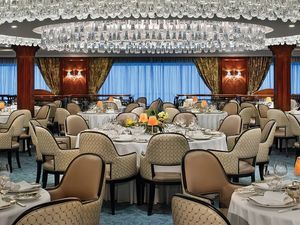Der Grand Dining Room an Bord der Insignia wurde kürzlich renoviert Der Grand Dining Room an Bord der Insignia wurde kürzlich renoviert