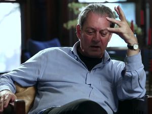 Paul Benjamin Auster ist ein US-amerikanischer Schriftsteller, der auch als Filmregisseur, Drehbuchautor, Kritiker, Übersetzer und Herausgeber arbeitet Paul Benjamin Auster ist ein US-amerikanischer Schriftsteller, der auch als Filmregisseur, Drehbuchautor, Kritiker, Übersetzer und Herausgeber arbeitet