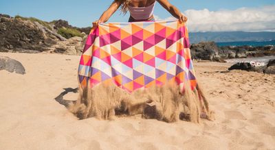 Sonne zum Mitnehmen: The Palm Beaches und Buvanha launchen exklusives Handtuchdesign