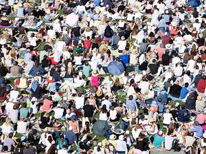 Rund 35.000 Opernfreunde im Nationaltheater, auf dem Max-Joseph-Platz Rund 35.000 Opernfreunde im Nationaltheater, auf dem Max-Joseph-Platz