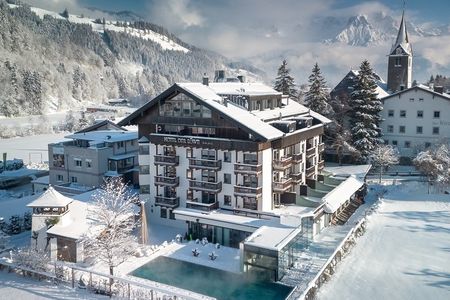 Winter im Salzburger Land: Das Hotel Der Löwe liegt mitten im verschneiten Ortskern von Leogang