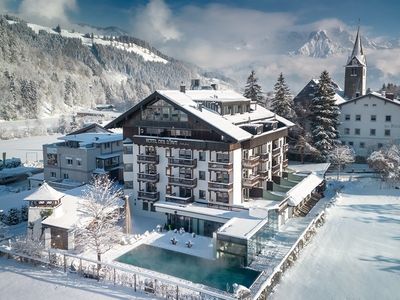 Winter im Salzburger Land: Das Hotel Der Löwe liegt mitten im verschneiten Ortskern von Leogang