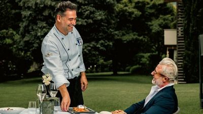 Küchenchef Hanspeter Humml verwöhnt seine Gäste im Hotel Mignon Meran Park & Spa in Südtirol gern auch mal persönlich, beispielsweise beim wöchentlichen Fischbuffet