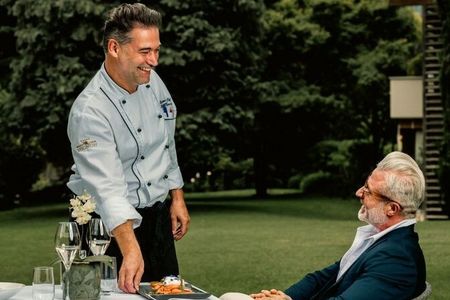 Küchenchef Hanspeter Humml verwöhnt seine Gäste im Hotel Mignon Meran Park & Spa in Südtirol gern auch mal persönlich, beispielsweise beim wöchentlichen Fischbuffet