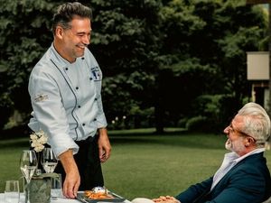 Küchenchef Hanspeter Humml verwöhnt seine Gäste im Hotel Mignon Meran Park & Spa in Südtirol gern auch mal persönlich, beispielsweise beim wöchentlichen Fischbuffet Küchenchef Hanspeter Humml verwöhnt seine Gäste im Hotel Mignon Meran Park & Spa in Südtirol gern auch mal persönlich, beispielsweise beim wöchentlichen Fischbuffet