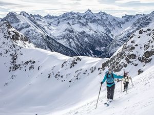 Das Tiroler Lechtal zählt mit 116 Routen zu einem der vielfältigsten Skitourengebieten der Alpen. Geführte Touren und begleitende Trainings vermitteln dabei Sicherheit und Technik im Gelände Das Tiroler Lechtal zählt mit 116 Routen zu einem der vielfältigsten Skitourengebieten der Alpen. Geführte Touren und begleitende Trainings vermitteln dabei Sicherheit und Technik im Gelände
