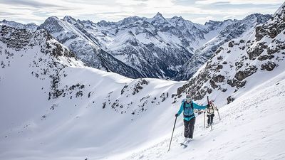 Das Tiroler Lechtal zählt mit 116 Routen zu einem der vielfältigsten Skitourengebieten der Alpen. Geführte Touren und begleitende Trainings vermitteln dabei Sicherheit und Technik im Gelände