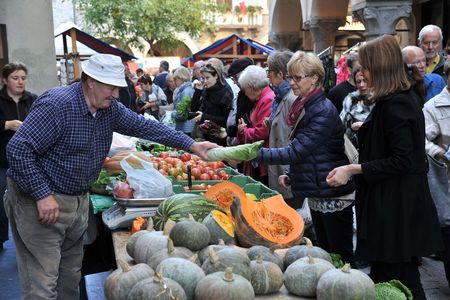 Beim Herbstfest in Lugano treffen Tessiner Spezialitäten auf das historische Stadtzentrum und laden zum Entdecken regionaler Produkte ein