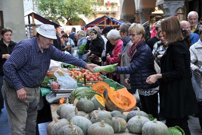 Beim Herbstfest in Lugano treffen Tessiner Spezialitäten auf das historische Stadtzentrum und laden zum Entdecken regionaler Produkte ein