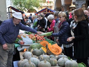 Beim Herbstfest in Lugano treffen Tessiner Spezialitäten auf das historische Stadtzentrum und laden zum Entdecken regionaler Produkte ein Beim Herbstfest in Lugano treffen Tessiner Spezialitäten auf das historische Stadtzentrum und laden zum Entdecken regionaler Produkte ein